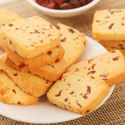 蔓越莓曲奇200g+什锦果冻360g+可吸冰淇淋1个+烤肉粒1个