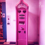 那些真正的“我愿意”或许都藏在浪漫玩味的游戏里——自动结婚贩卖机