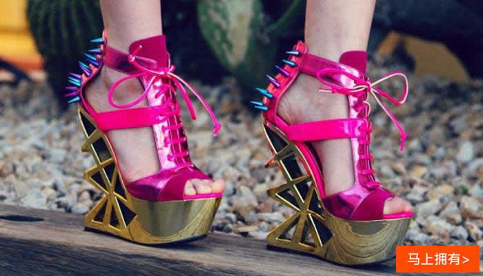 蕾哈娜炫彩双色铆钉镂空跟凉鞋