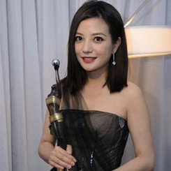 学赵薇，穿搭经典黑色，将黑色进行到底