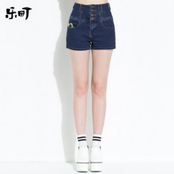 穿上这些超短裙，露出性感自信的双腿，矮妹子也能秀出大长腿