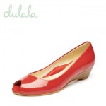 DAPHNE达芙妮 杜拉拉15年新潮女鞋 时尚漆皮坡跟亮面鱼嘴单鞋1715102917