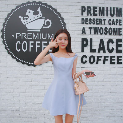 甜美粉嫩# 小鹿要飞 一字领露肩高腰连衣裙