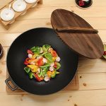 LlNTORE朗特乐 德国工艺 铸铁锅系列 配备原生杉木锅盖 铸铁炒锅 无油烟 燃气电磁炉通用锅 炒菜手工物理不粘锅 平底锅 无涂层37CM